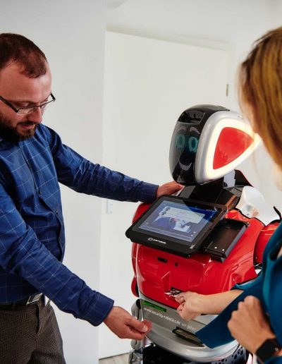 Multitalent Kommunikationsroboter: reden, zeigen, scannen, drucken, fotografieren und mehr