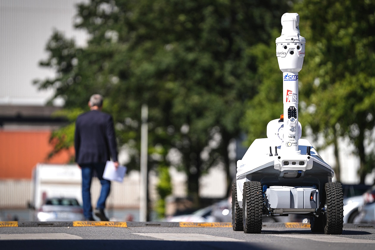 Der mobile Roboter "Fridolin" auf dem Campus der DVV in Duisburg_copyright by Duisburger Versorgungs- und Verkehrsgesellschaft mbH