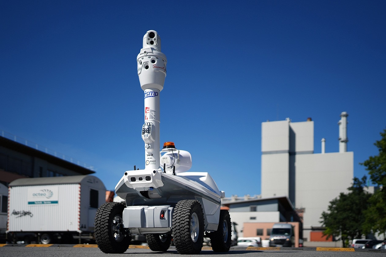 Der mobile Roboter "Fridolin" auf dem Campus der DVV in Duisburg_copyright by Duisburger Versorgungs- und Verkehrsgesellschaft mbH