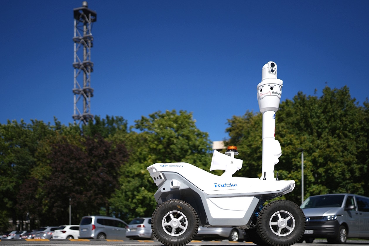 Der mobile Roboter "Fridolin" auf dem Campus der DVV in Duisburg_copyright by Duisburger Versorgungs- und Verkehrsgesellschaft mbH