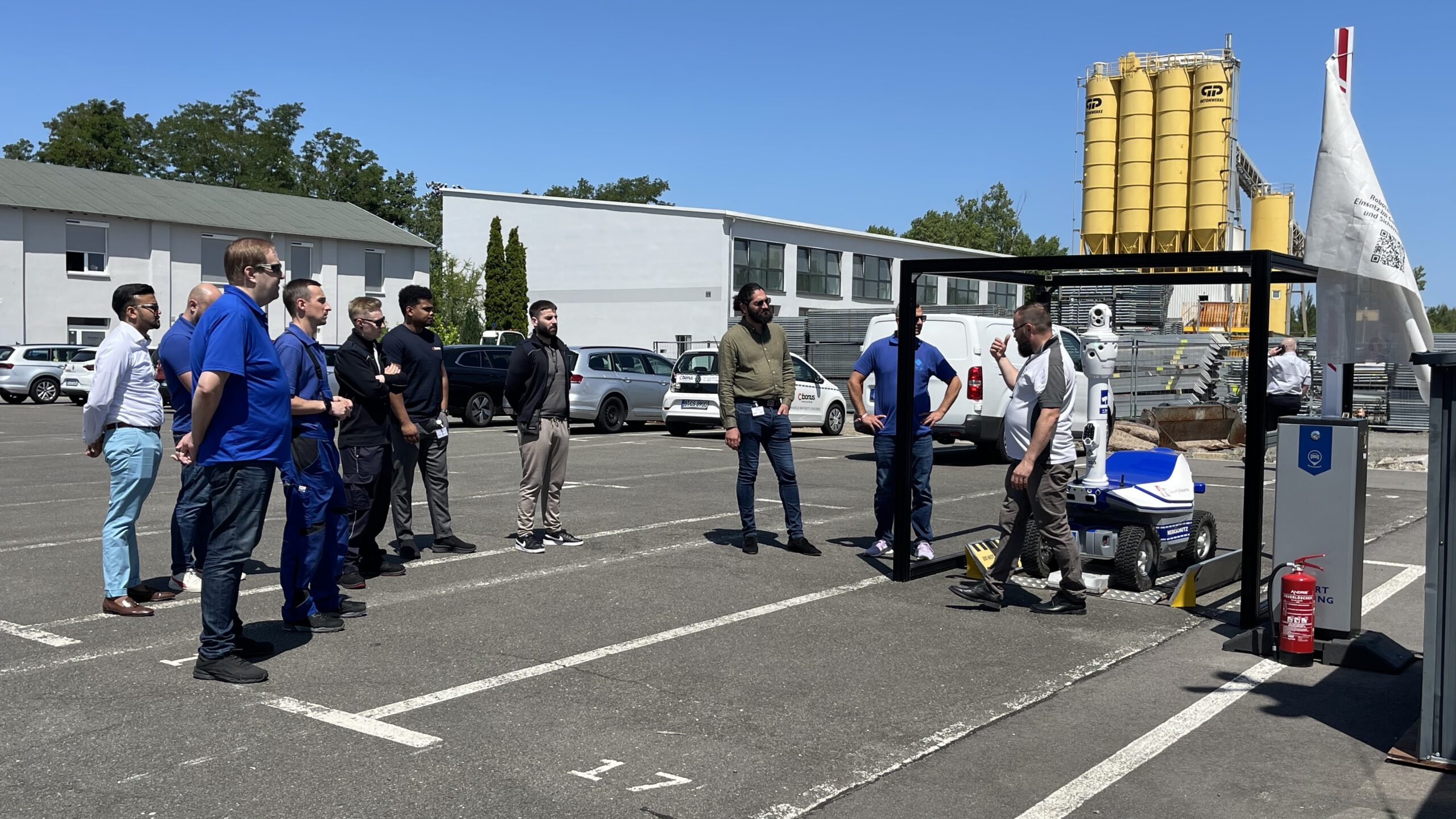 Hier sieht man die Security Robotics Academy beim praktischen Wissen 