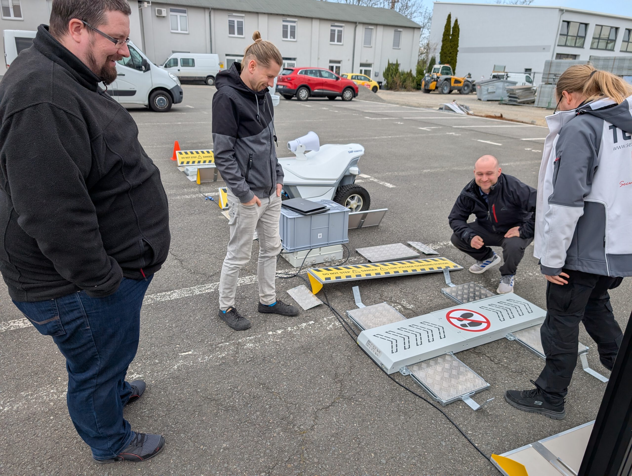 Teilnehmer schauen sich die Argus Station an 