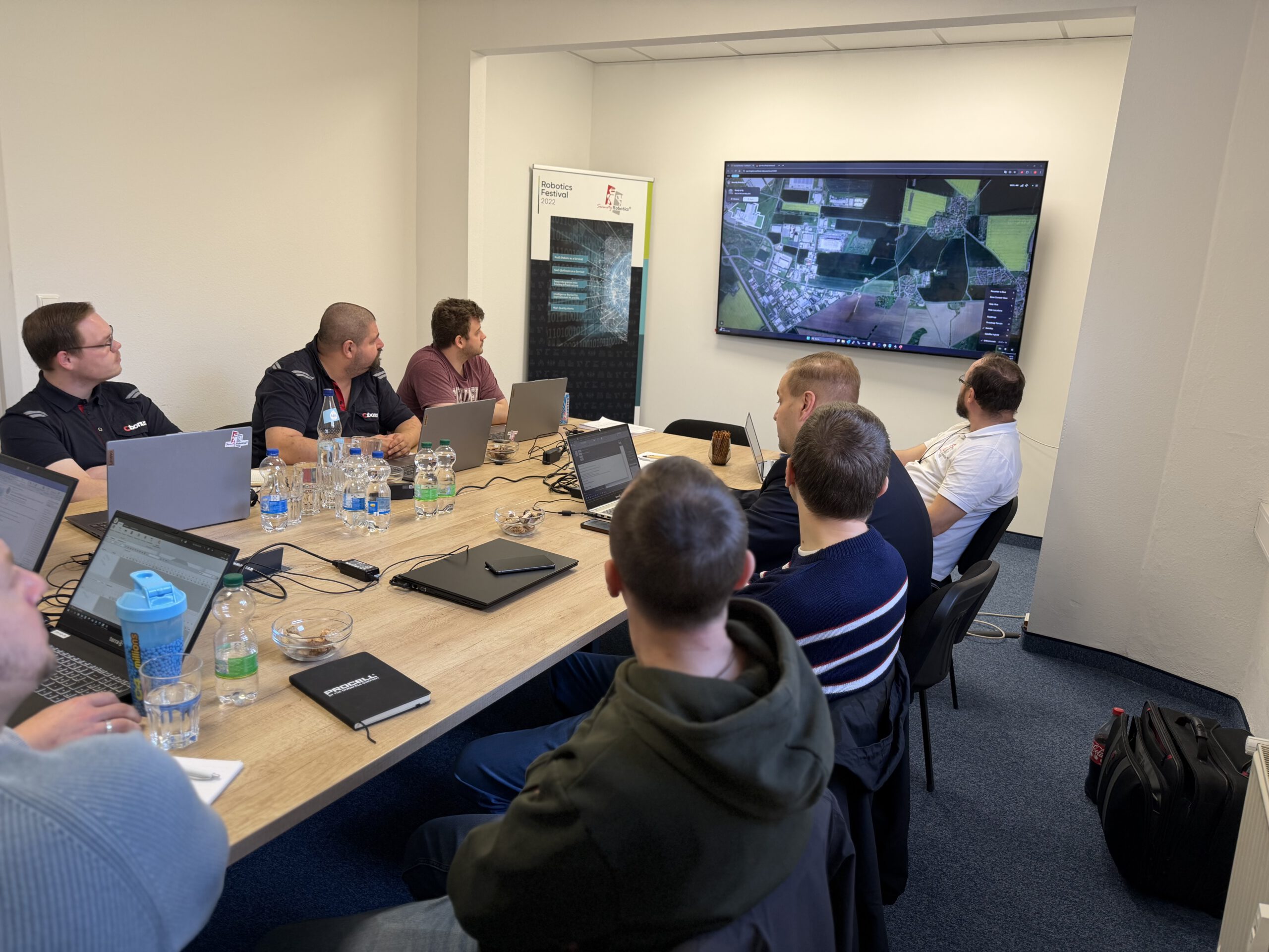 Teilnehmer lernen den  Umgang mit Robotern